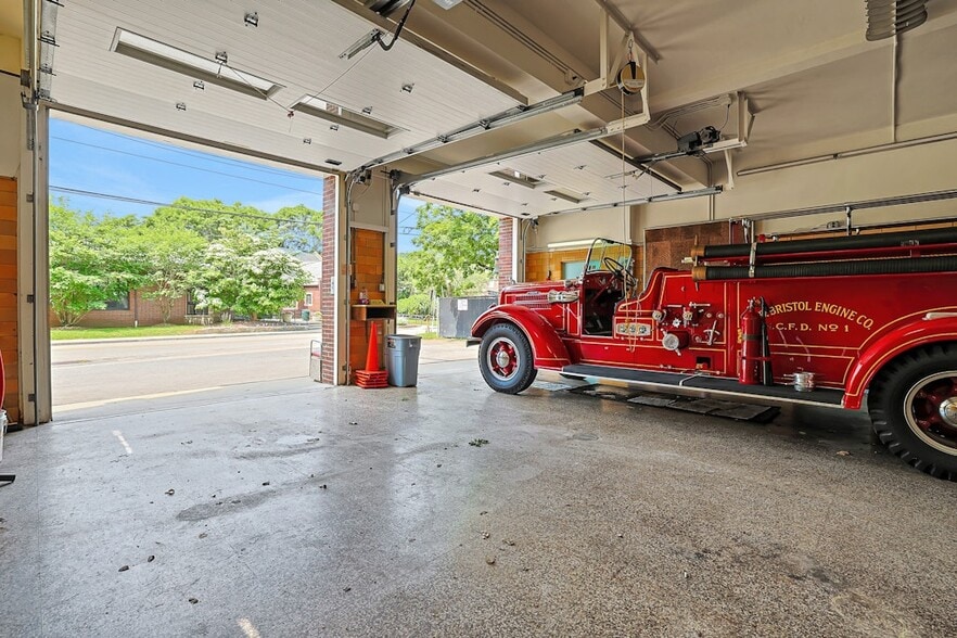 More Photos Of 11 Senter St, Chappaqua Flex For Sale