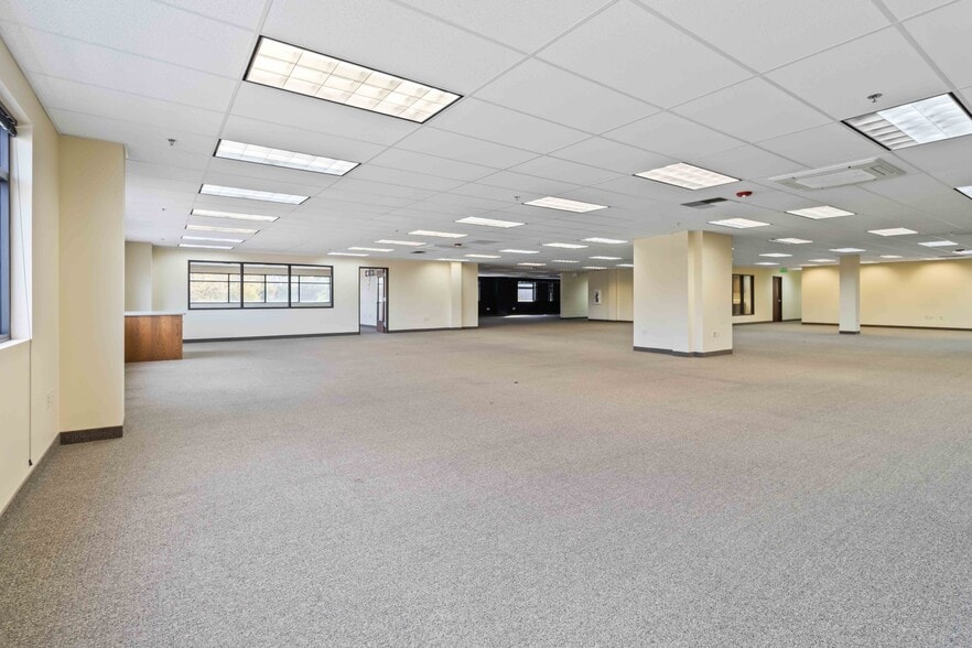 More Photos Of 222 N Plymouth Ave, New Plymouth Showroom For Sale