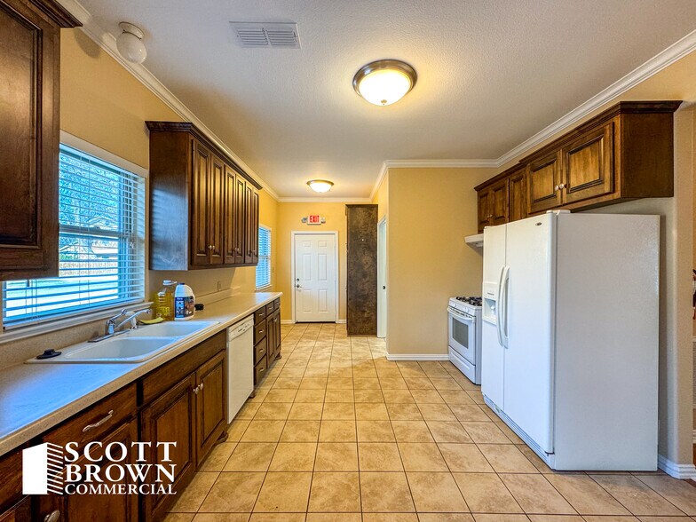 More Photos Of 934 N Locust St, Denton Office For Lease