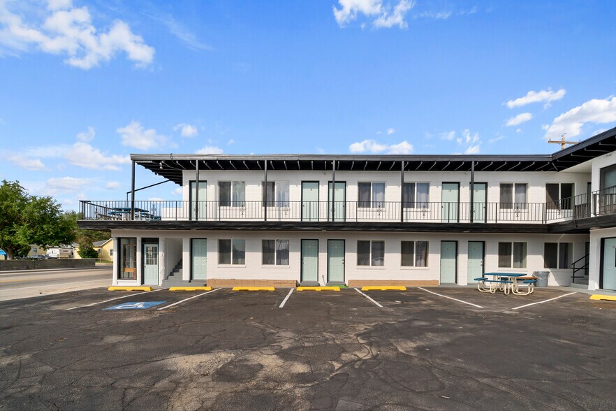 More Photos Of 1411 9th St, Rock Springs Hotel For Sale