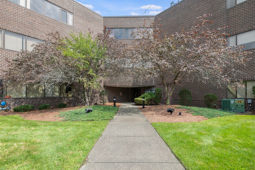 More Photos Of 1 Olde North Rd, Chelmsford Office For Lease