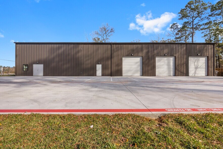 More Photos Of 11002 Sleepy Hollow Rd, Conroe Warehouse For Lease
