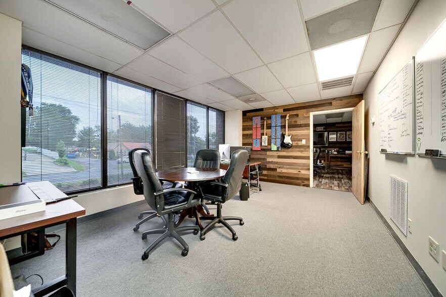 More Photos Of 136 Walton Ferry Rd, Hendersonville Office For Sale