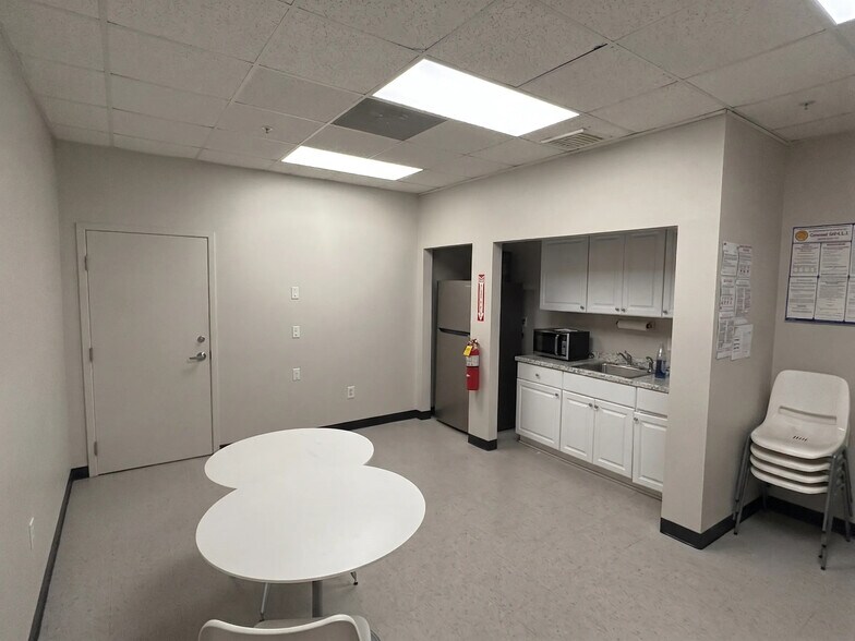 More Photos Of 6665 Corners Industrial Ct, Peachtree Corners Warehouse For Lease
