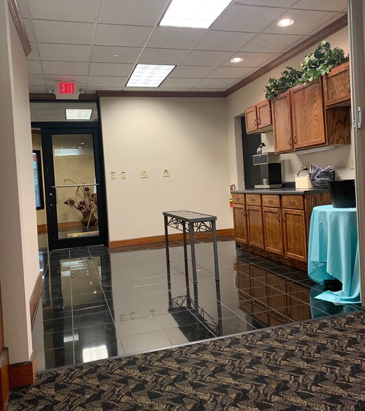 More Photos Of N28W23000 Roundy Dr, Pewaukee Office For Sale