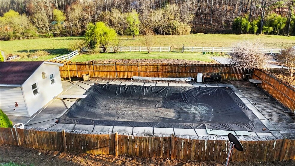 More Photos Of 1356 Coopers Cove Rd, Hardy Specialty For Sale