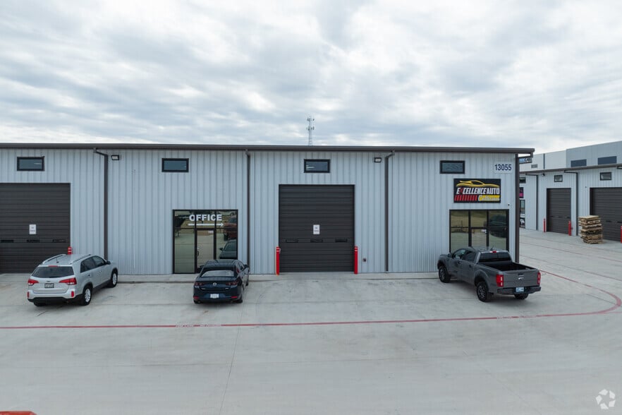 More Photos Of 13055 Harmon Rd, Fort Worth Warehouse For Lease