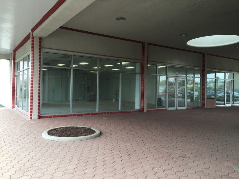 More Photos Of 5-25 E Golf Rd, Arlington Heights General Retail For Lease