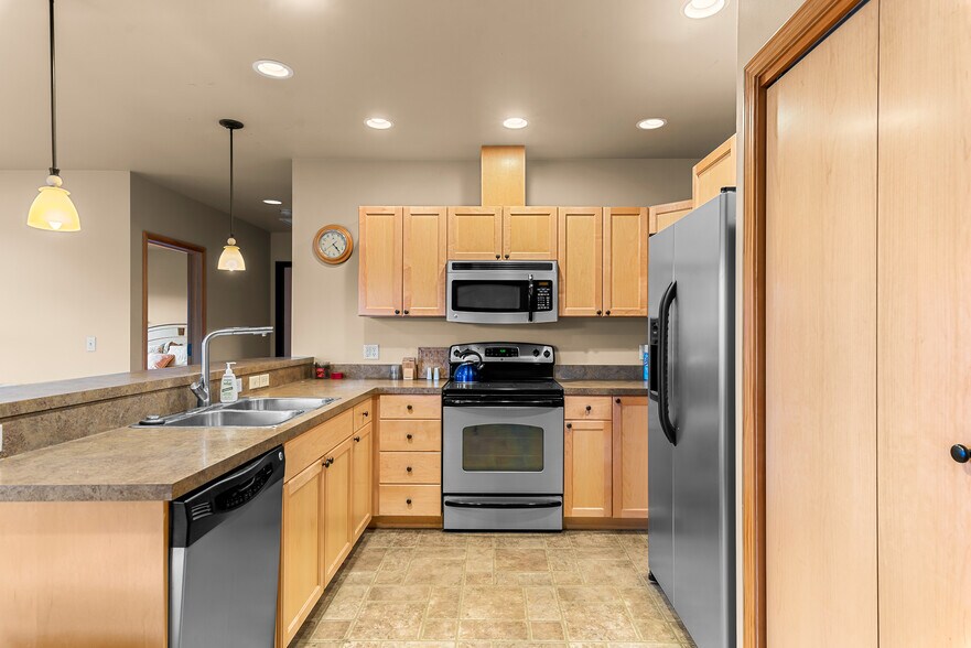 More Photos Of 10 N Chelan Ave, Wenatchee Veterinarian Kennel For Lease