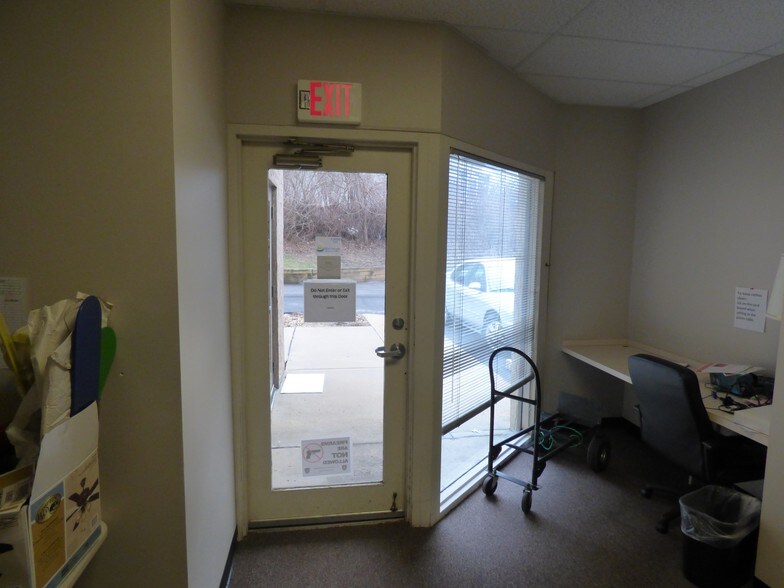 More Photos Of 8-20 Worthington Access Dr, Maryland Heights Flex For Lease