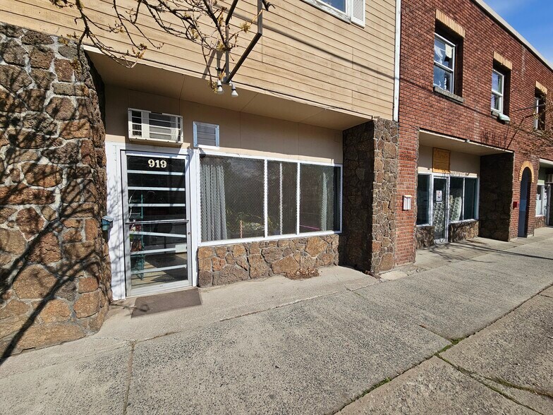 More Photos Of 917 E Main St, Klamath Falls Flex For Sale