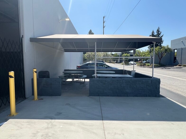 More Photos Of 21123 Nordhoff St, Chatsworth Warehouse For Lease