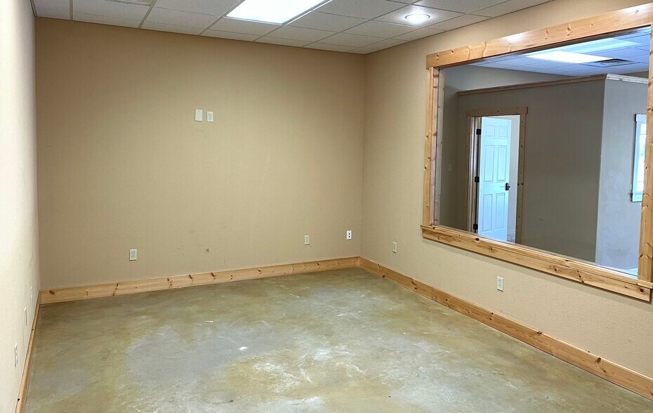 More Photos Of 1274 Blake Rd, Conroe Office For Lease