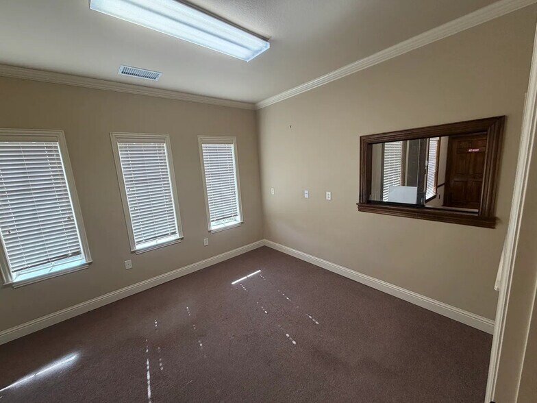 More Photos Of 2217 Martin Dr, Bedford Medical For Lease