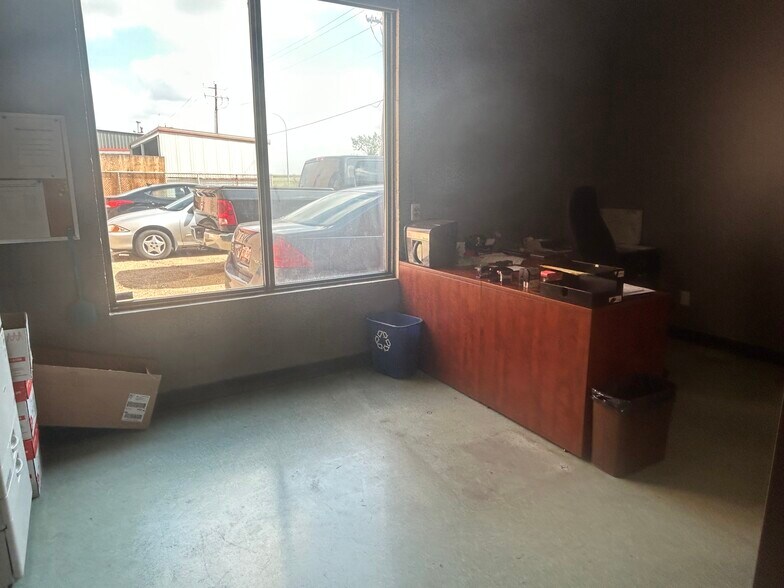 More Photos Of 1954 10 Av NW, Medicine Hat Warehouse For Sale