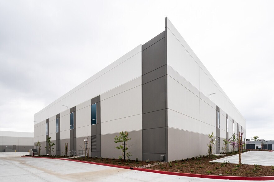 More Photos Of 3071 E Coronado St, Anaheim Warehouse For Lease
