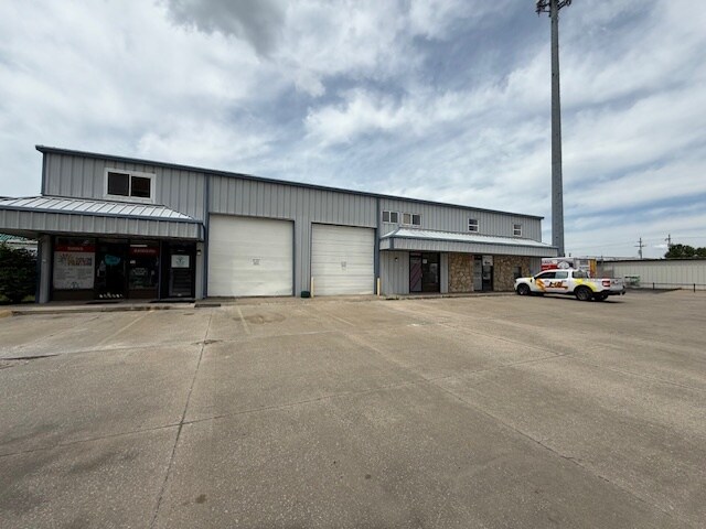 More Photos Of 2300 W 31st St, Lawrence Freestanding For Lease