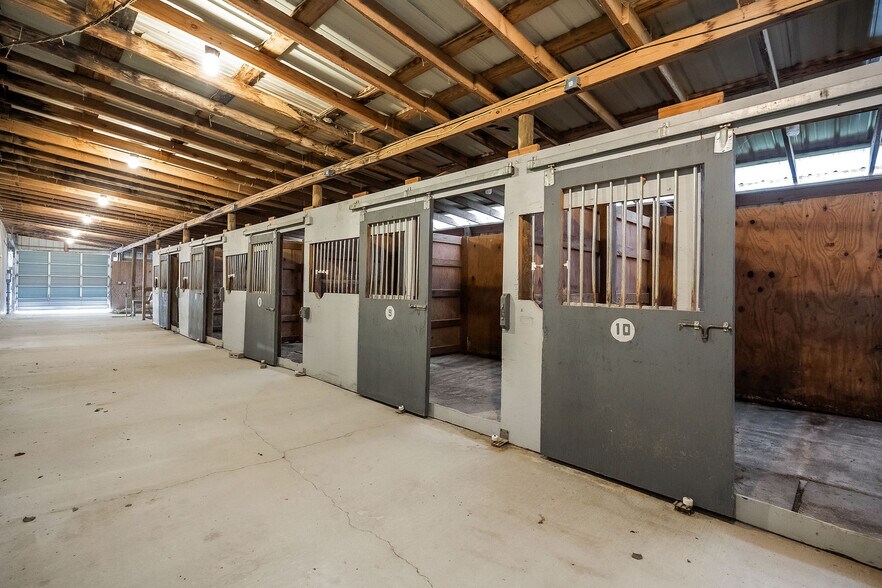 More Photos Of 1499 W Whitehall Rd, Cookeville Light Distribution For Sale