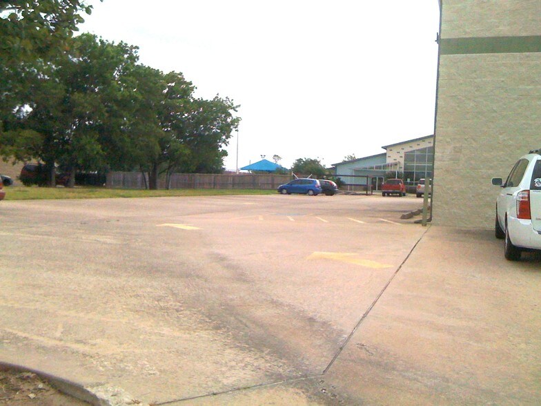 More Photos Of 1561 Live Oak St, Webster Warehouse For Lease