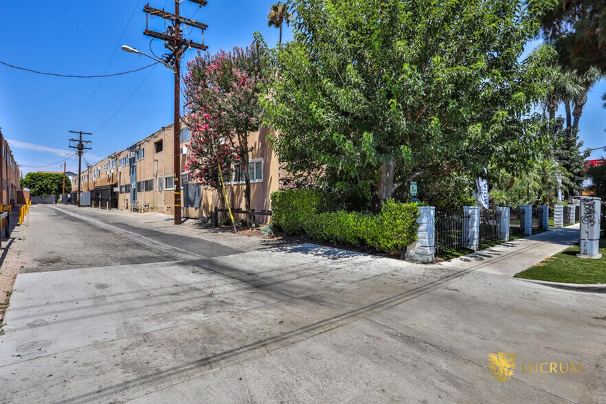 More Photos Of 20951 Roscoe Blvd, Canoga Park Apartments For Sale