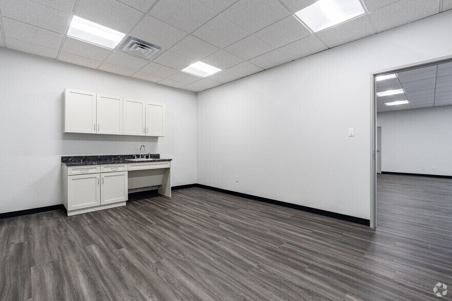 More Photos Of 712-740 W Mockingbird Ln, Dallas Warehouse For Lease