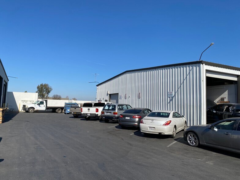 More Photos Of 266 Button Ave, Manteca Warehouse For Lease