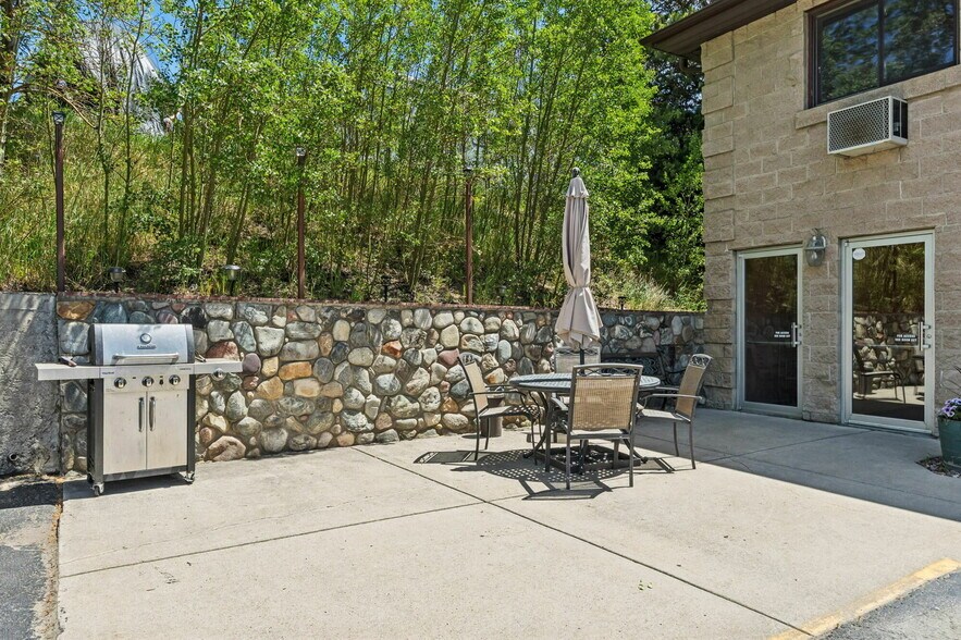 More Photos Of 205 Beaver Lodge Rd, Frisco Hotel For Sale