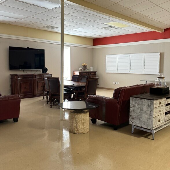 More Photos Of 2301 10th St, Floresville Light Distribution For Lease