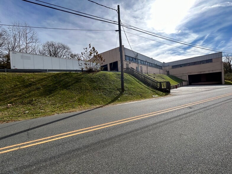 More Photos Of 33 Gingerbread Castle Rd, Hamburg Distribution For Lease