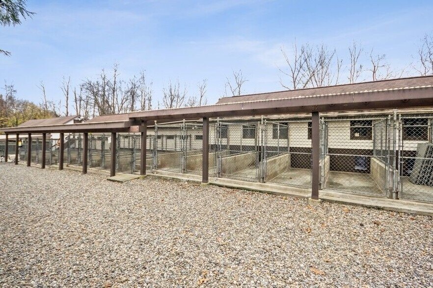 More Photos Of 109-111 N Cross Rd, Lagrangeville Veterinarian Kennel For Sale