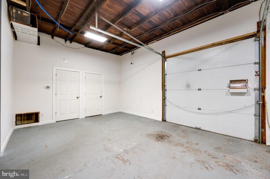 More Photos Of 519 Main St, Blandon Flex For Sale