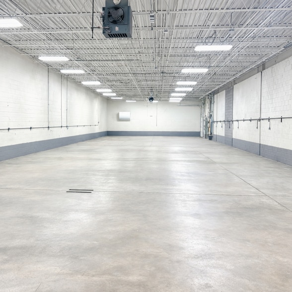 Primary Photo Of 2420 E Oakton St, Mount Prospect Warehouse For Lease