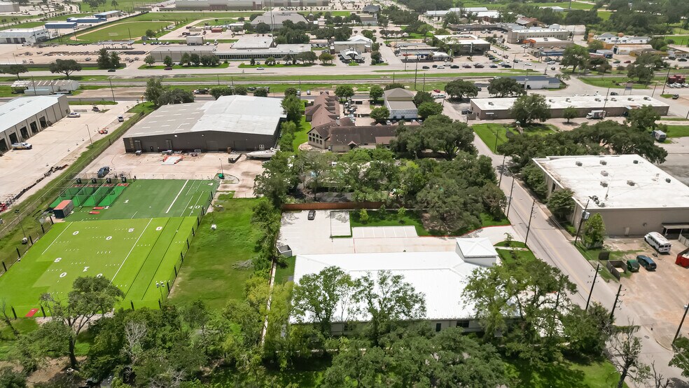 More Photos Of 910 East Ave, Katy Showroom For Lease