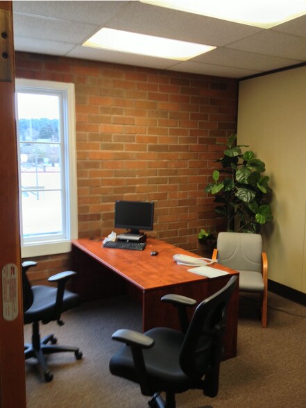 More Photos Of 4531 SE Belmont St, Portland Office For Sale