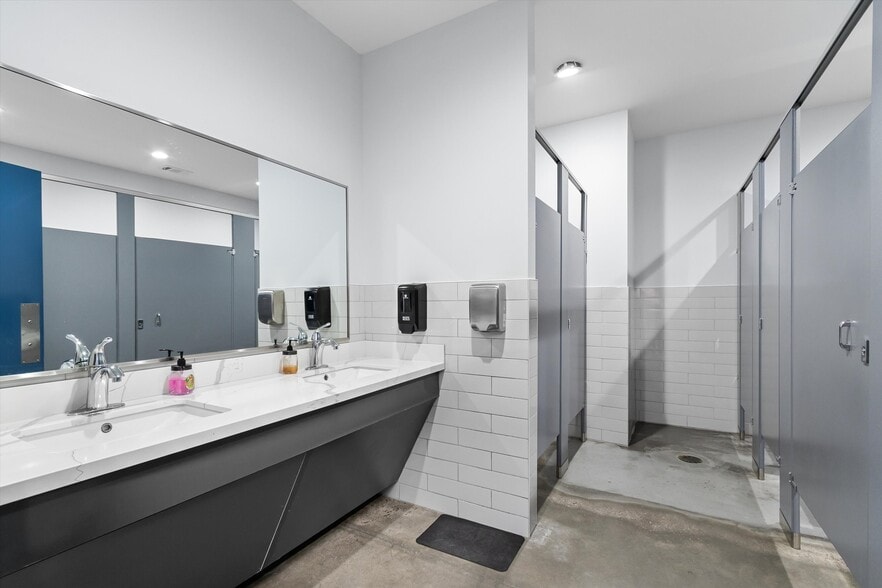 More Photos Of 12110 Old Montgomery Rd, Willis Light Distribution For Sale