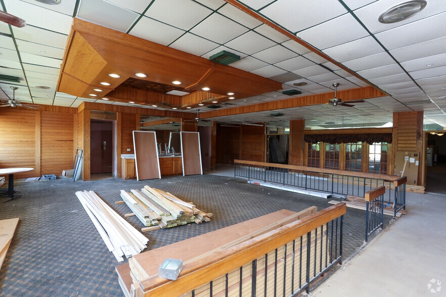 More Photos Of 2050 State Highway 31, Athens Showroom For Lease