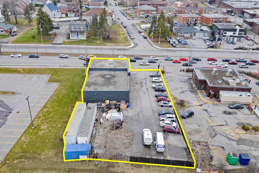 More Photos Of 150 Boul Saint-Martin O, Laval Light Distribution For Lease