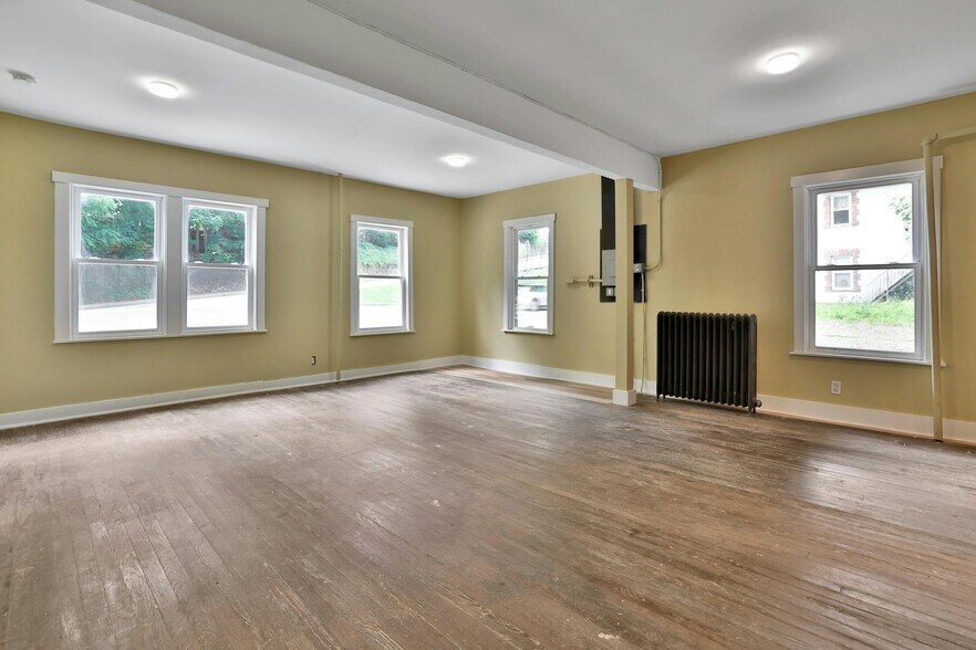 More Photos Of 68 Brook St, Croton On Hudson Showroom For Sale