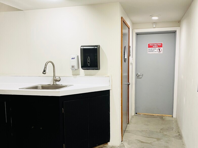 More Photos Of 1900 E Warner Ave, Santa Ana Light Manufacturing For Lease