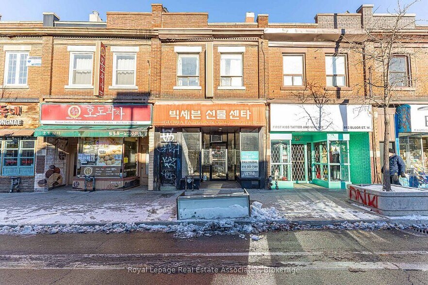 Primary Photo Of 654 Bloor St W, Toronto Storefront Retail Office For Lease
