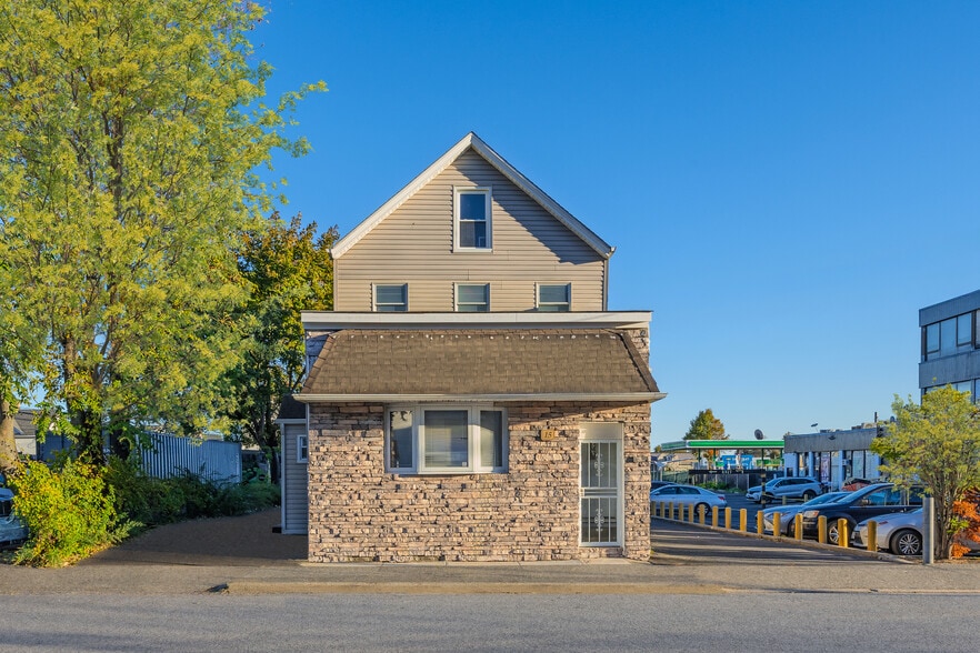 More Photos Of 15 E Carl St, Hicksville Office For Sale