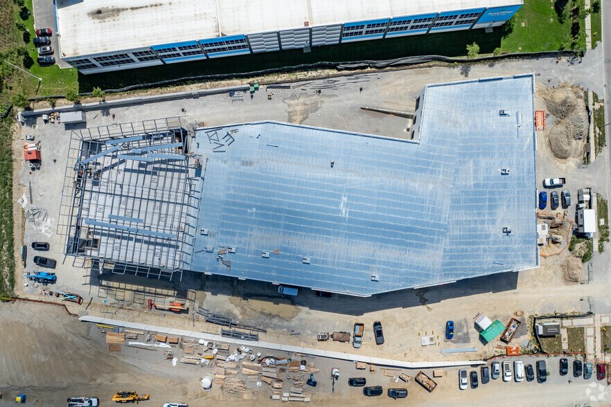 More Photos Of 435 Cityview Blvd, Vaughan Industrial For Sale