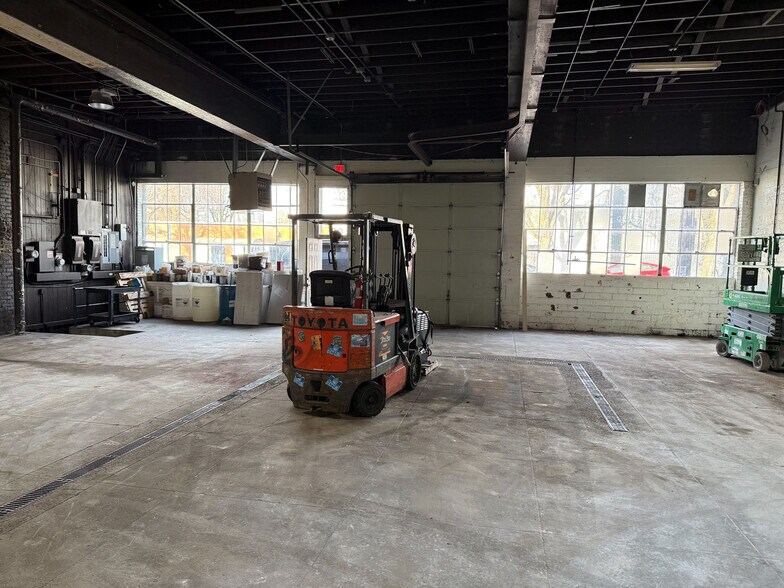 More Photos Of 18 NE 7th Ave, Portland Freestanding For Lease