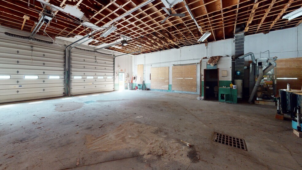 More Photos Of 75 NH-27, Raymond General Retail For Sale