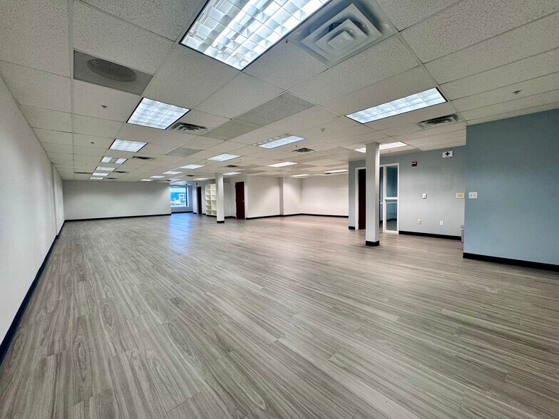 More Photos Of 4300-4356 Caterpillar Rd, Redding Manufacturing For Sale