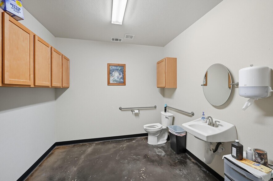 More Photos Of 180 E Chapman Dr, Sanger Warehouse For Sale