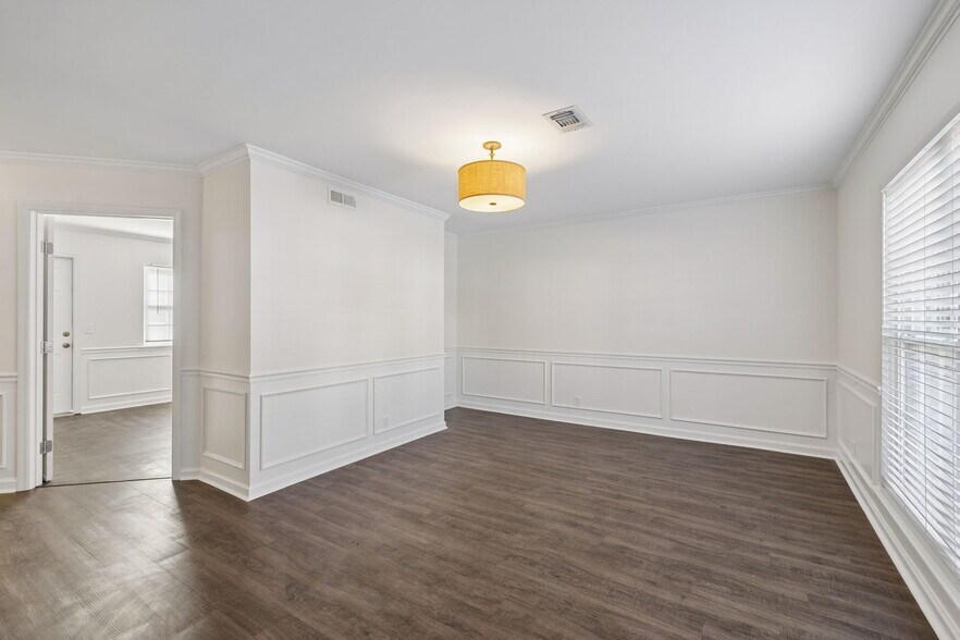 More Photos Of 109 Holiday Ct, Franklin Office For Sale