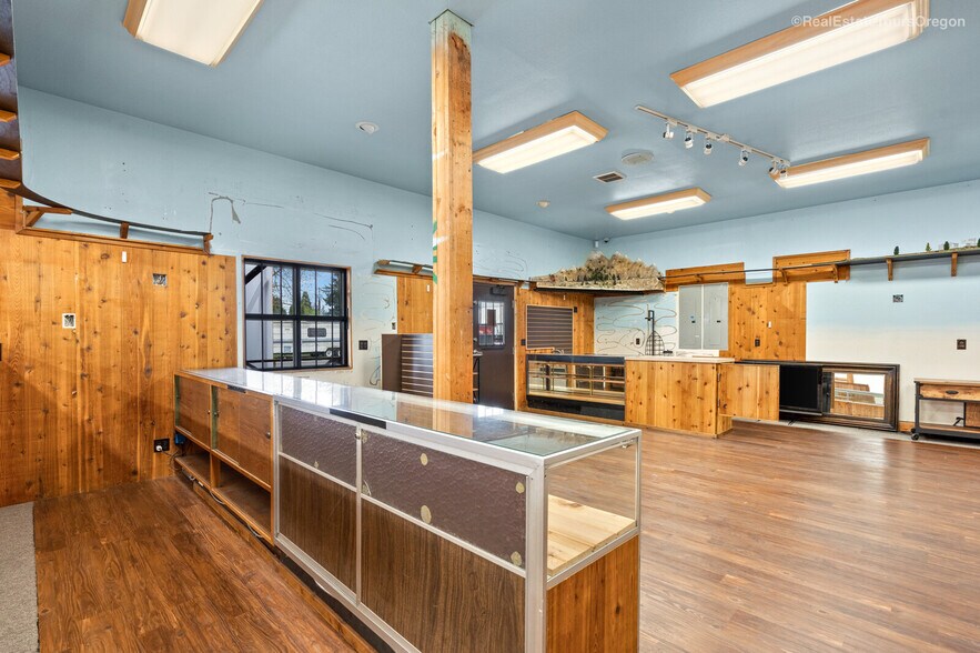 More Photos Of 10791 Oak St NE, Donald Showroom For Sale