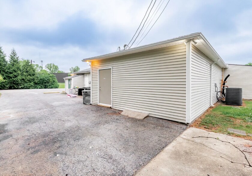 More Photos Of 1008 Commerce Blvd, Bardstown Freestanding For Sale
