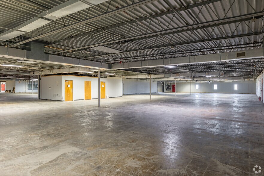 More Photos Of 20 Willow Springs Cir, York Warehouse For Lease